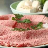 肉卸としてスタートし、現在では直営農場で「京都肉」を生産する【モリタ屋】。長年培ってきた目で厳選した牛肉を、お客様の口に運ばれる直前まで一元管理。この店の肉が「美味しく安全」と評判なのはそのためです。