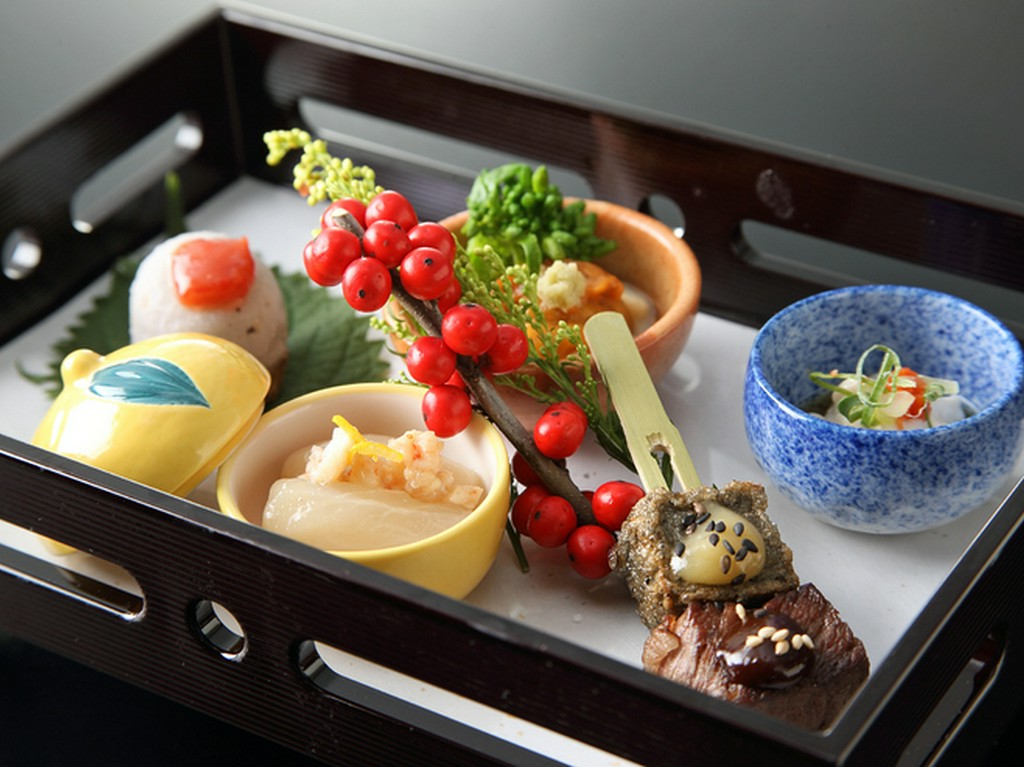 旬の食材を使った『前菜五種盛り』　※コースメニューから