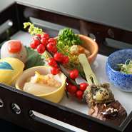 コースの前菜は、四季の移ろいを映す色味鮮やかな5品で構成。いずれも食材前面押しの正統派の和の味付け。