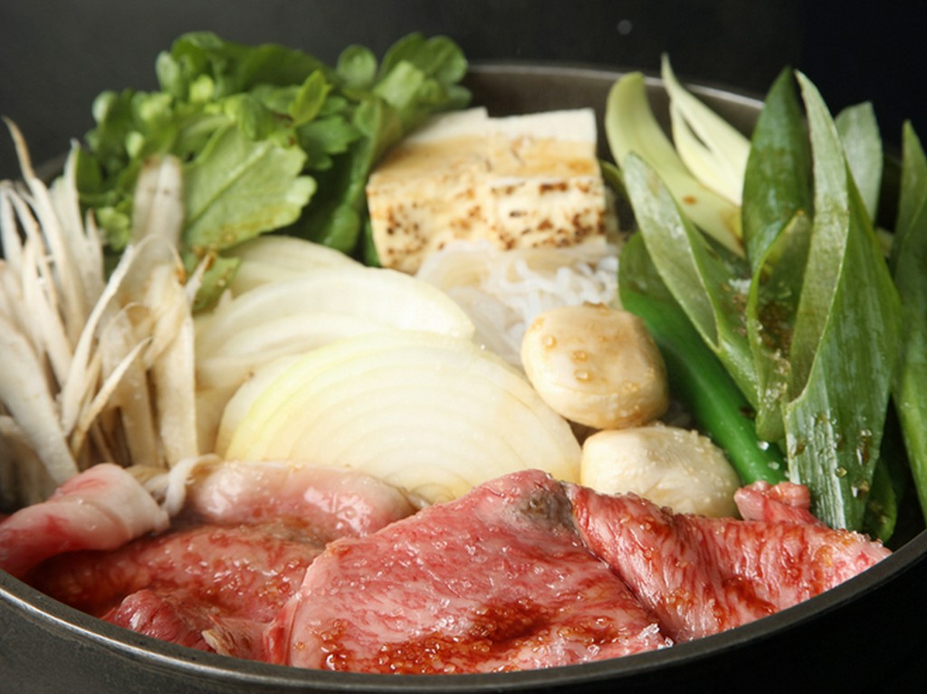 1人前75gと大判の厳選したA5黒毛和牛肉が目を引く『すき焼き』