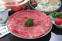 箸でもちぎれるほどきめ細かで柔らかな肉質とバランスの良い霜降りの“その日一番”のA5黒毛和牛を厳選。