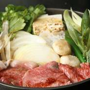 九条葱や焼き豆腐、関東では珍しいザクである麩は、京都産。玉葱は糖度が高い淡路島のものを使用。