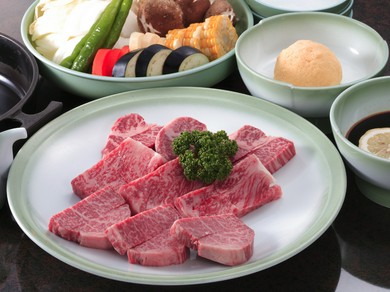 1人前75gと大判の厳選したA5黒毛和牛肉が目を引く『すき焼き』