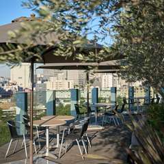 桜の見えるオープンテラスで優雅なひととき