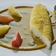 フランス料理の伝統的なセオリーを基本にモダンを取り入れたフィリップ・ミルの料理。それは絵画のように美しく、食材の組み合わせ、ソースとのバランス、シャンパーニュとの相性まで計算し尽くされた逸品です。