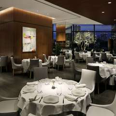 夜景に囲まれたエレガントなシャンパーニュサロン