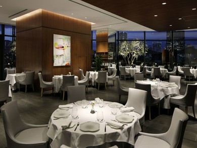 夜景に囲まれたエレガントなシャンパーニュサロン