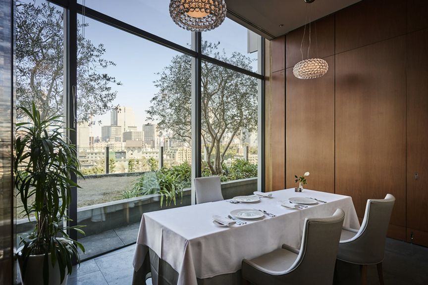 都会の中に程よく溶け込む優雅なレストラン