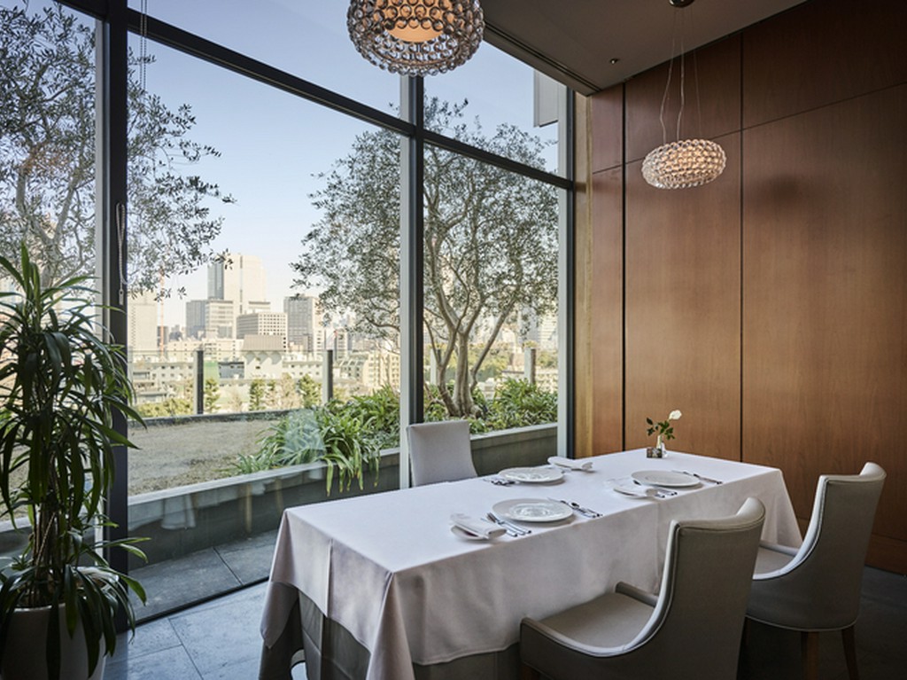 都会の中に程よく溶け込む優雅なレストラン