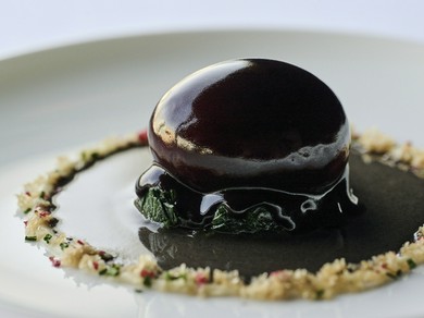 赤ワインを纏った半熟卵 クレソンのクーリ