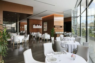 全館貸切で着席～80名/立食～120名（雨天の場合テラス利用不可）