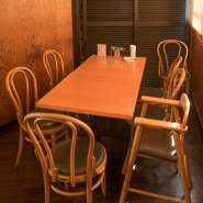 つい立で仕切った半個室の雰囲気のテーブル席は、気兼ねなく過ごせるので、子ども連れのファミリーにおすすめです。子ども用の椅子も嬉しいサービス。日常を忘れて、美味しい中華料理を存分に楽しめます。