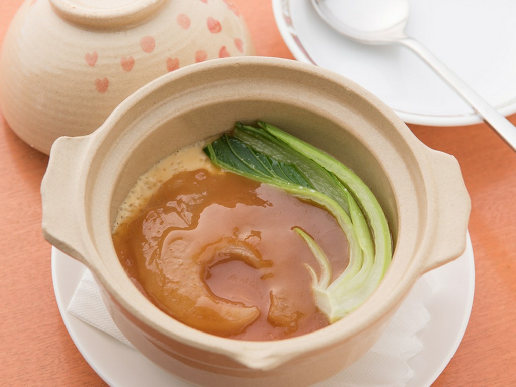 ふわふわソフトな食感『フカヒレの姿煮のせ玉子のふわふわ蒸し』