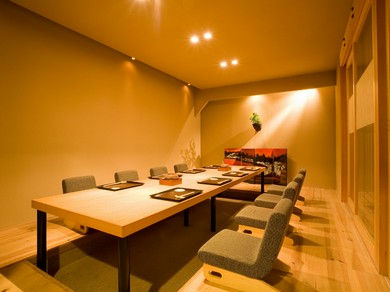 カウンター席、テーブル席のほかお座敷席も用意