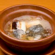 夏は静岡、冬は九州から取り寄せたすっぽんを使用。奥深い出汁と、すっぽんのぷるんとした食感を堪能して。