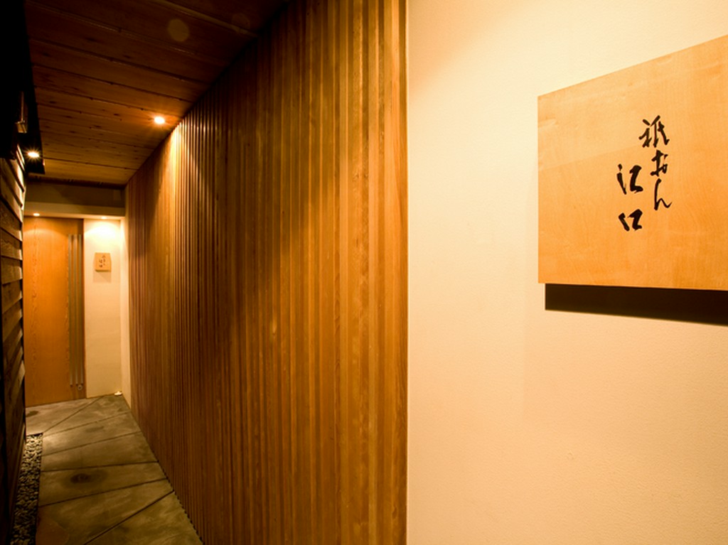 名店が連なる祇園の中心地で、アクセス便利