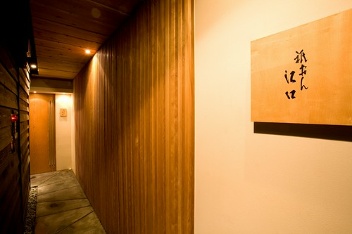 名店が連なる祇園の中心地で、アクセス便利