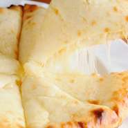 熱々で出てくる『チーズナン』は食べやすいように8カットされ、使用されているチーズの量はたっぷり180g。1枚持ちあげた時、ナンの中からとろっ～と溢れるチーズにワクワクです。