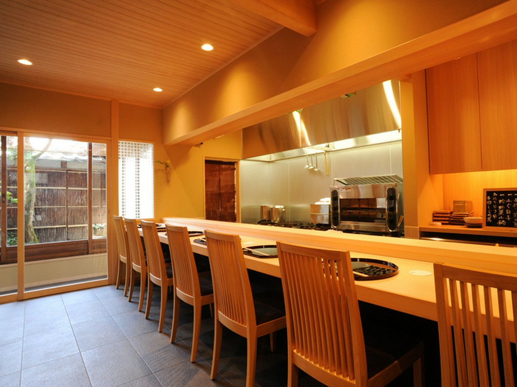 料理人との会話も楽しい白木のカウンター席