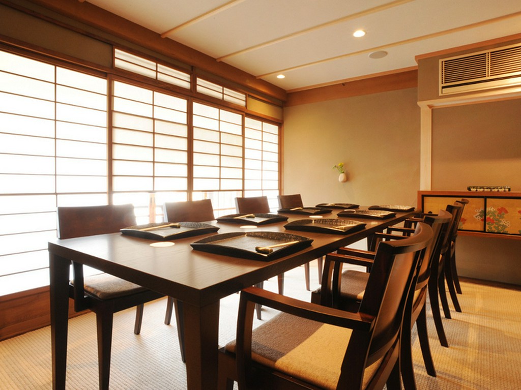 店の2階には広々としたテーブル席も！