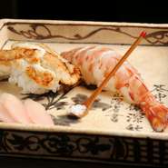 さまざまなネタが揃う寿司の一例。「寿司屋使いしたい」と言うファンも多いほど本格的な寿司を、コースやアラカルトの〆として味わう贅沢。ここでしかできない体験です。