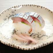 夜のコースに6～7貫含まれる寿司のなかでも、特に人気なのは脂の乗った鯖が楽しめる鯖寿司なのだとか。