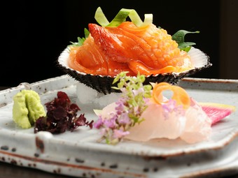 日本酒片手に旬の魚介に舌鼓を打つ楽しみ