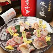 名古屋コーチンを使用した贅沢なすき焼きは、コクのある味が堪能でき、鶏肉の旨味がしみ込んだ野菜をたくさん食べられます。醤油ベースのほんのり甘い味わいは、お酒が良く進み、楽しいひとときを過ごせます。