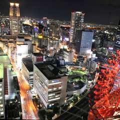 大阪の夜景を一望できる店内