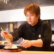 「スタッフが楽しく働いていれば、お客様にも伝わるはず」という店長の言葉からは、心地よく過ごせる店作りへの熱心さが伝わります。スタッフのフレンドリーで笑顔あふれる接客は多くの人を虜にしています。