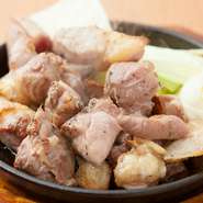 刺身でも食べられる新鮮な鳥肉を使った素材の良さと、歯ごたえがしっかりしていて、鳥の味がしっかり味わえる逸品です。私が15年食べても飽きない味です。ぜひ、ご賞味ください。
