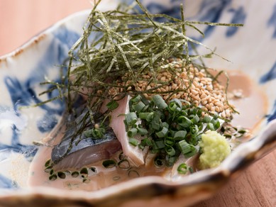 脂がのっている真サバを薬味とともに味わう『ゴマサバ』