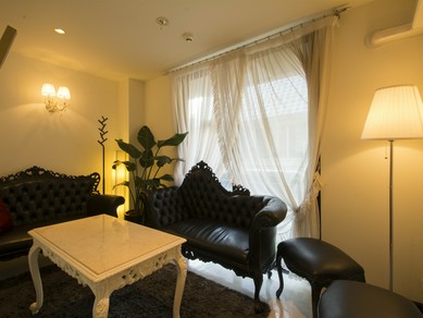 スタイリッシュでおしゃれな個室を完備しています。