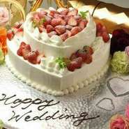 照明のシャンデリアや、重厚感ある黒のソファーは、パーティーをより一層豪華な雰囲気へと引き立てます。ハイグレードな空間で、色鮮やかなこだわりのお料理と、美味しいお酒で乾杯すれば、贅沢な気分を楽しめます。