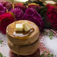 付け合わせのドライフルーツで、見た目の鮮やかさが美しく、サクサクした食感も楽しめるスイーツです。