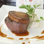 柔らかいロース肉とフォアグラを贅沢に使い、ポートワインと赤ワインのソースとの相性も抜群の逸品です。