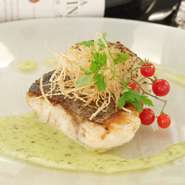 当日仕入れた鮮度抜群の魚を使い、オリジナルの絶品バジルソースが旨味を引き立て、くせになる味わいです。