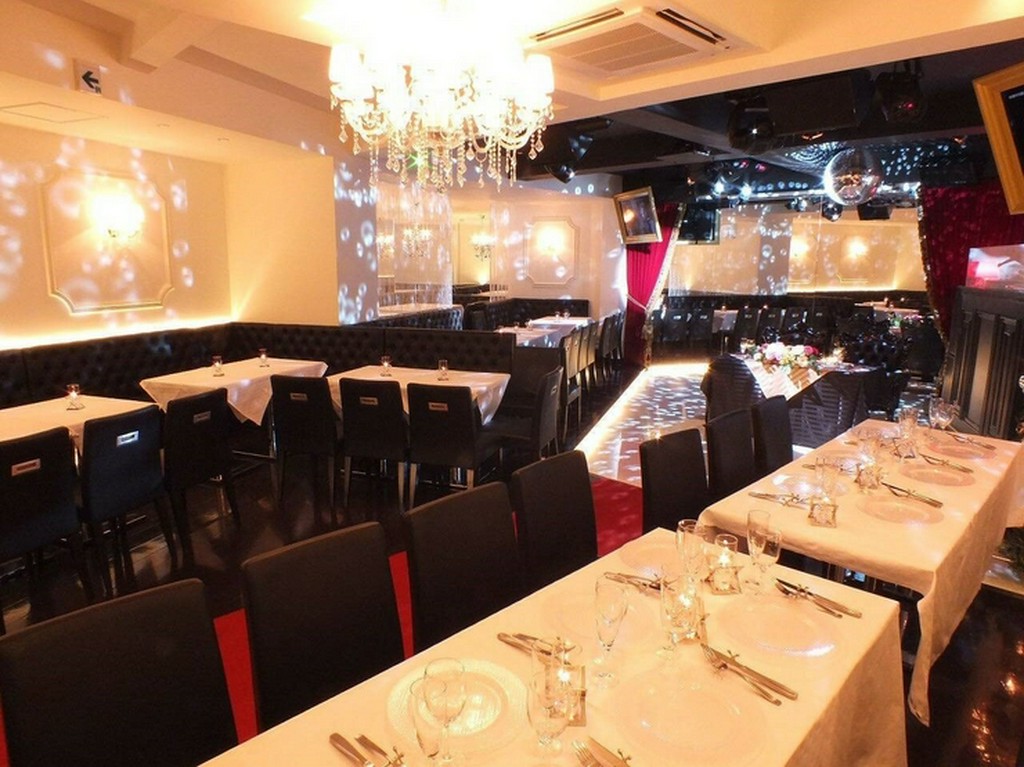 照明や内装の色合いにこだわって表現されたゴージャス感ある店内