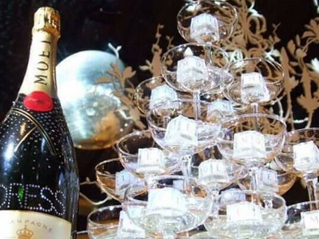 シャンパンタワー等の豪華無料特典も充実