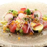 オーナーシェフ自らが毎朝中央卸売市場に赴いて、その目利きで旬の魚介を吟味。また、野菜は契約農家から直送、肉も特選素材からセレクトしたものがメニューにのぼります。