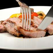 素材の持ち味を最大限に引き出したイタリアンに、相性抜群の赤白をセレクトしています。リストはすべてイタリア産。60～70種から選んで楽しめます。