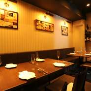 店内には最大13名を収容するスペースも。女子会などの催しをはじめ、人数や予算次第で貸切もＯＫです。コース料理は、パスタやメインをはじめ5～7皿がついた、上質なメニューが味わえます。