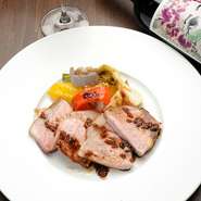 備長炭と低温オーブンで3回にわたってじっくり焼き上げた逸品。表面はパリッと、中はジューシーな味わい。