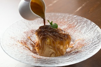 エスプレッソの海に浮かぶモンテビアンコ　ティラミス風