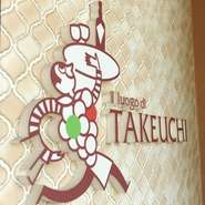 阪神電鉄福島駅から歩いて2分。出入橋交差点にある、スタイリッシュで高級感のある建物が目印です。