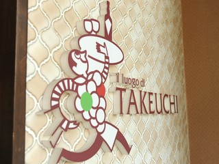 出入橋交差点にある、スタイリッシュな建物が目印