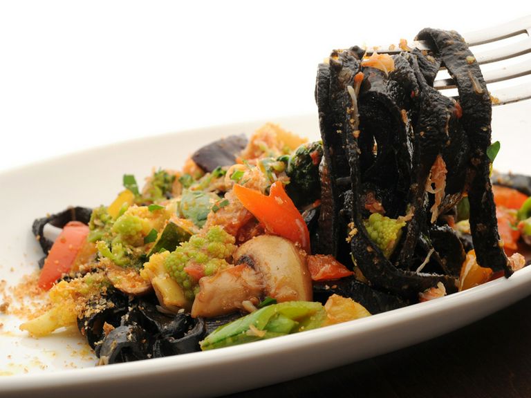 毛ガニのソースがきいた『いかすみを練り込んだタリアテッレ』