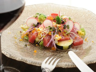 鮮度抜群。毎朝シェフが吟味した魚介と、契約農家直送の野菜