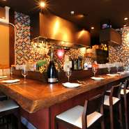 店内はカラフルなタイルで覆われ、明るい照明に包まれた空間。2～13人で利用してもらえるソファ席も用意しているので、デートや接待、女子会まで幅広く活用してもらいたいです。