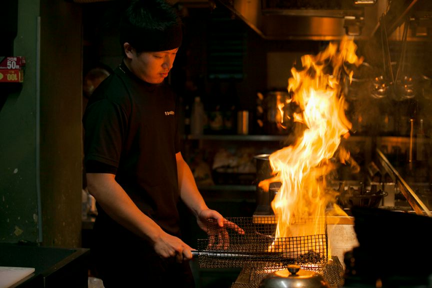 国産備長炭で豪快に焼きあげる、絶品の地鶏料理